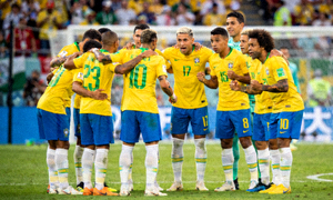 巴西国家队球员在赛前围成一圈互相加油鼓劲