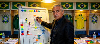 巴西国家队主教练在战术板上讲解新的进攻阵型