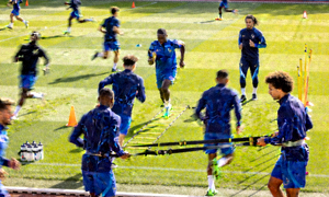 法国国家队球员在训练场上进行高强度体能训练