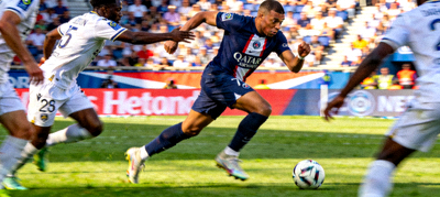 姆巴佩在比赛中高速带球突破防守球员