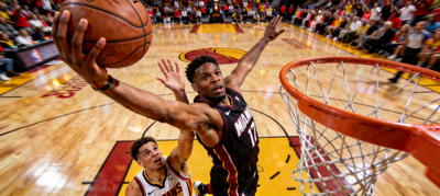 篮球世界杯赛场激烈对抗瞬间 - 球员飞身上篮