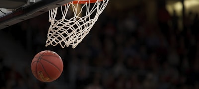 篮球世界杯赛场激烈对决，球员飞身扣篮的精彩瞬间，展现力量与技巧