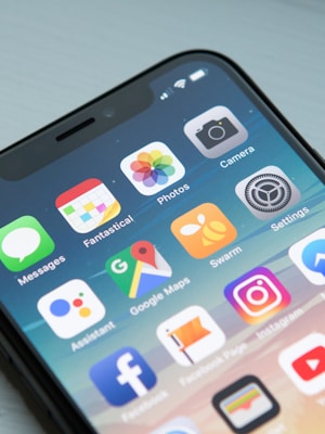 手持手机展示6686体育APP界面，屏幕显示篮球与足球赛程