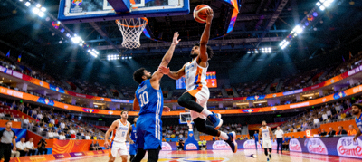 篮球世界杯小组赛激烈对抗画面，球员突破上篮瞬间