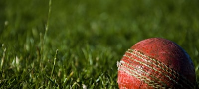 篮球教练在战术板前布置战术，球员们围在一起认真聆听