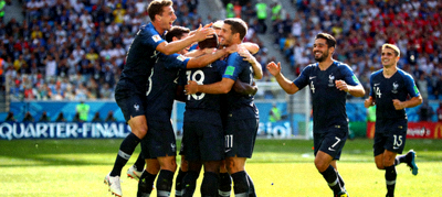 足球世界杯四分之一决赛：球员进球后与队友激情庆祝